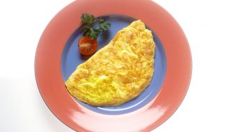 Dietetyczny omlet biszkoptowy z masłem orzechowym